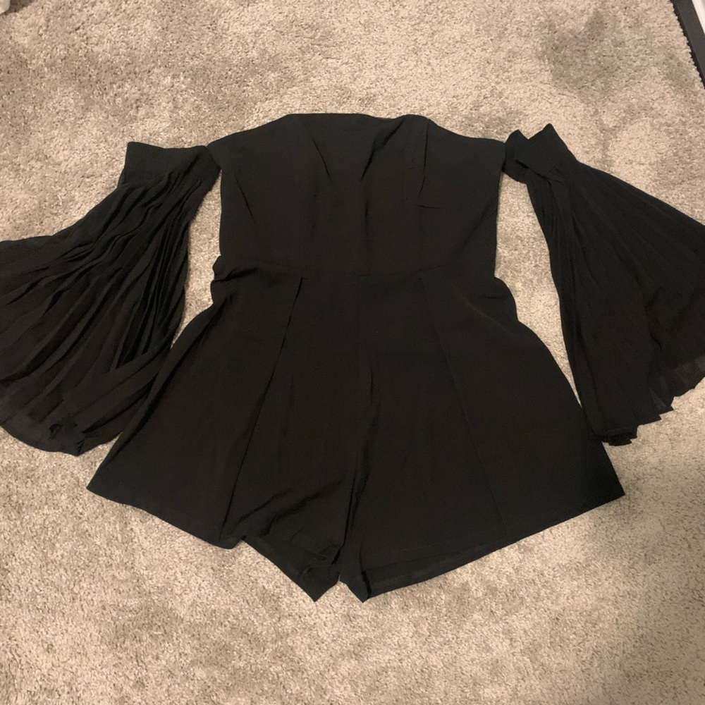 Black strapless flowy arms romper